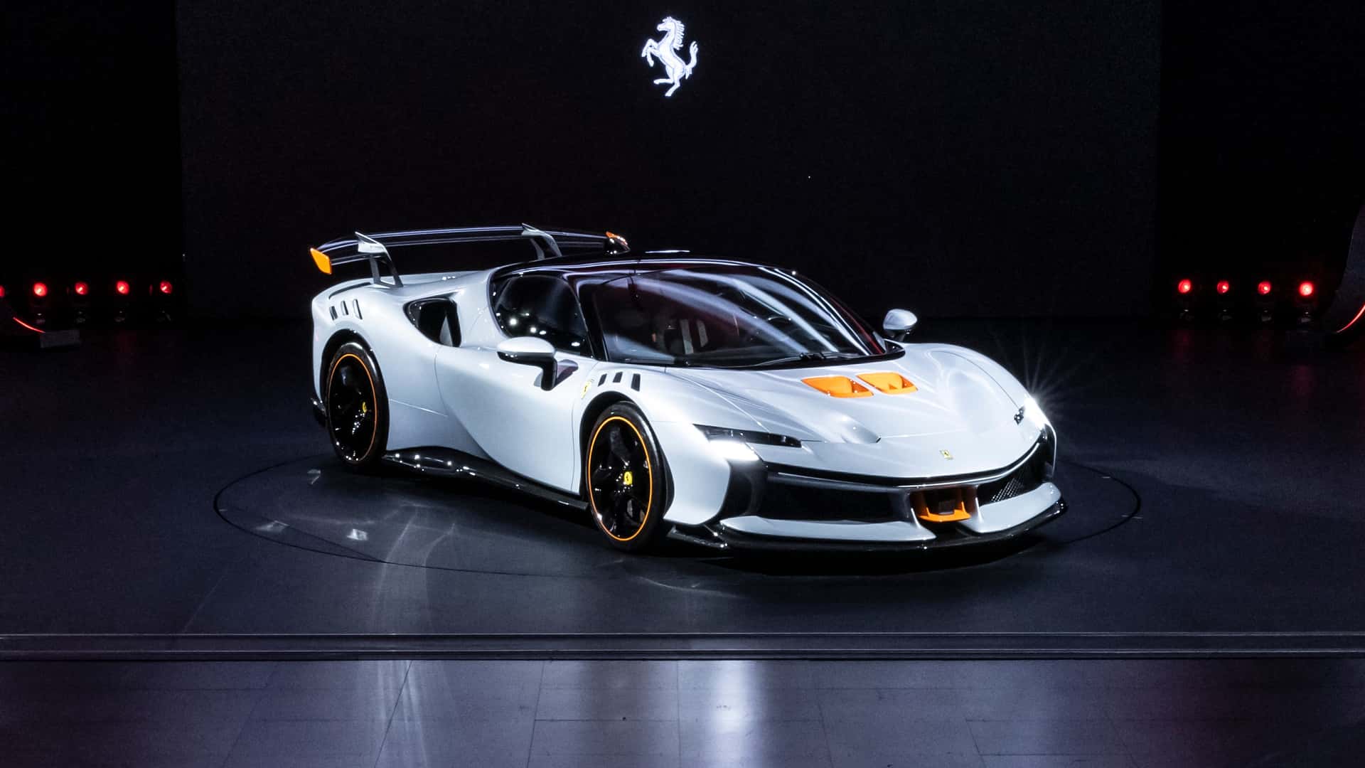 ferrari-sf90-xx-stradale-bianco-artico.jpg